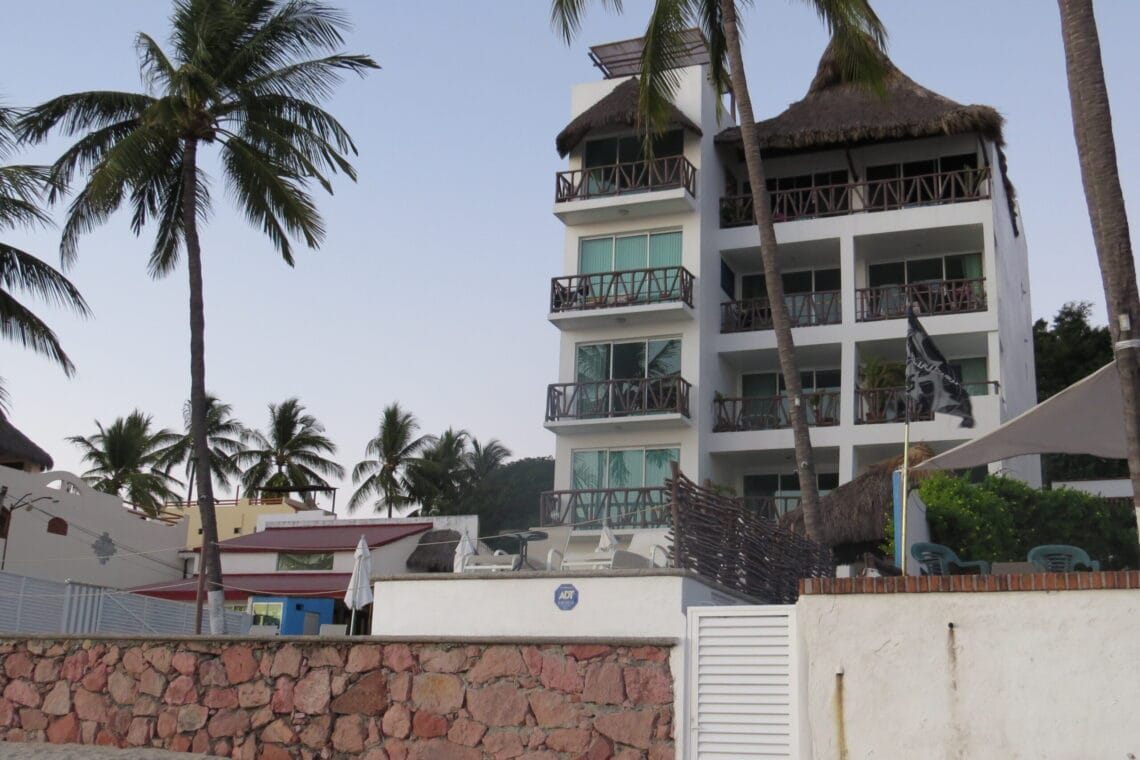 Gate to the beach - Right side