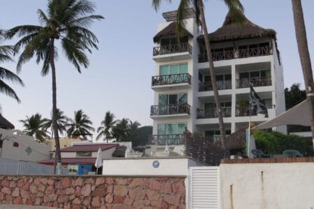 Gate to the beach - Right side